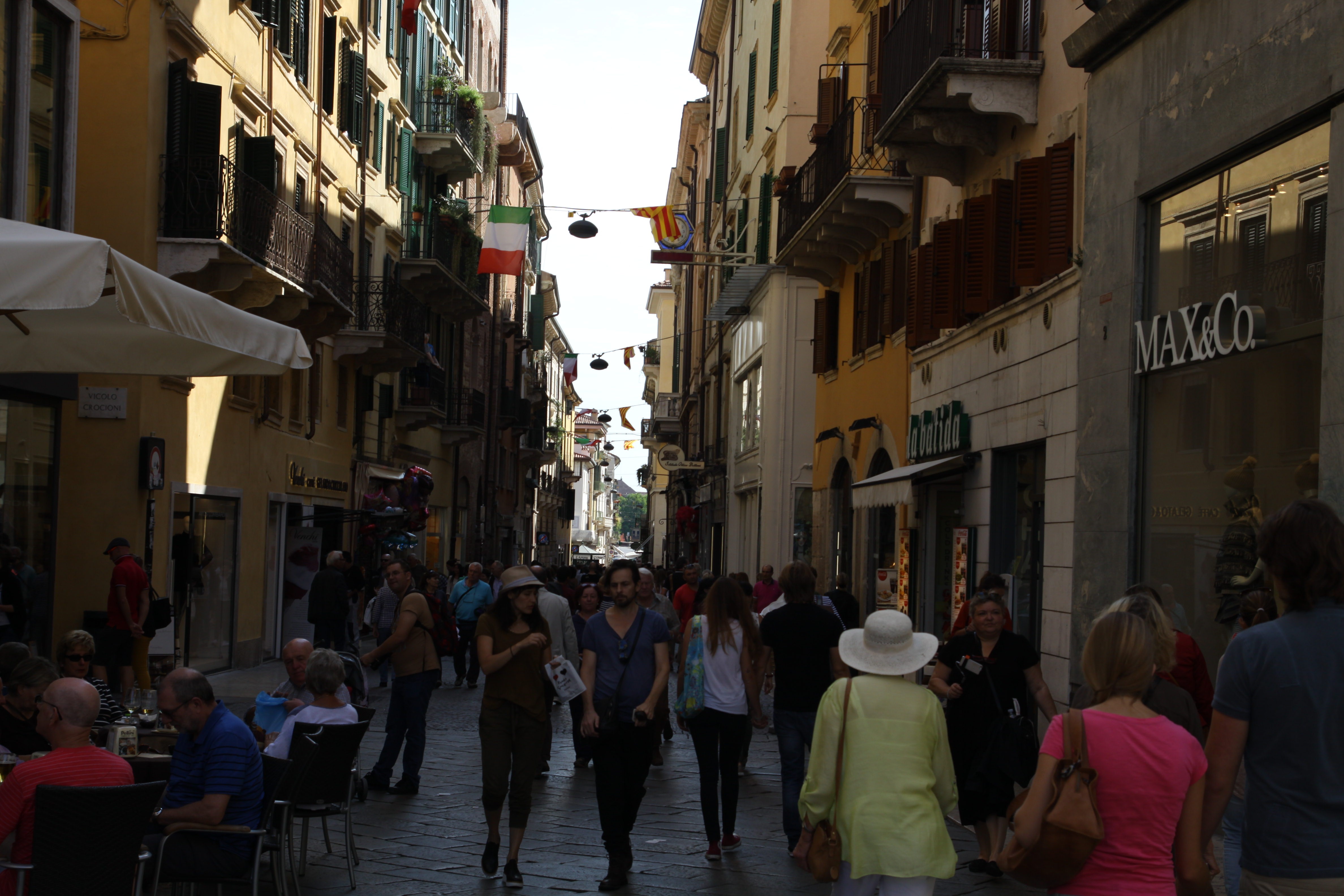 Многолюдная улица Вероны, Италия