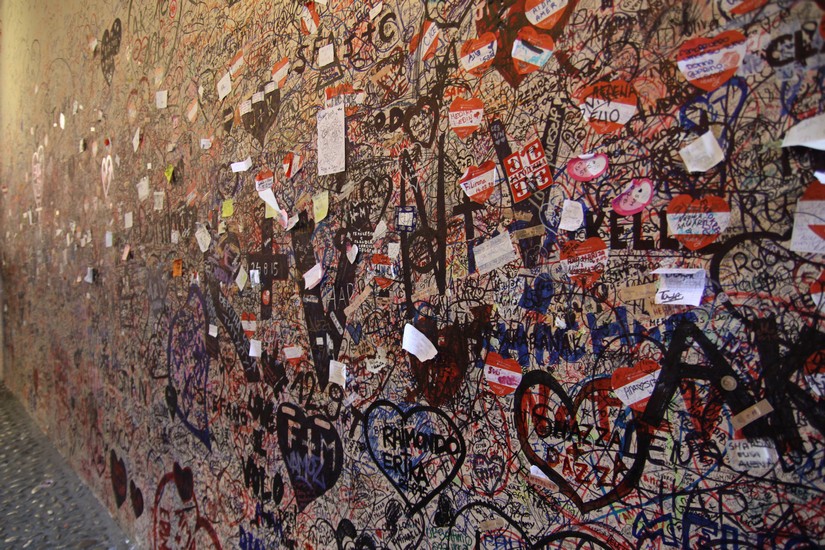 Записки на стене дома Джульетты в Вероне, Италия