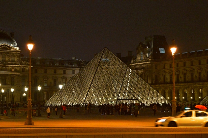 Стеклянная пирамида. Вход в Лувр