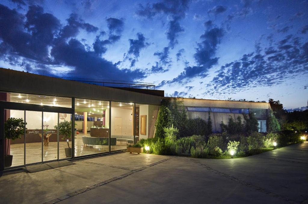 Отдых Отель Leivatho - Фасад отеля