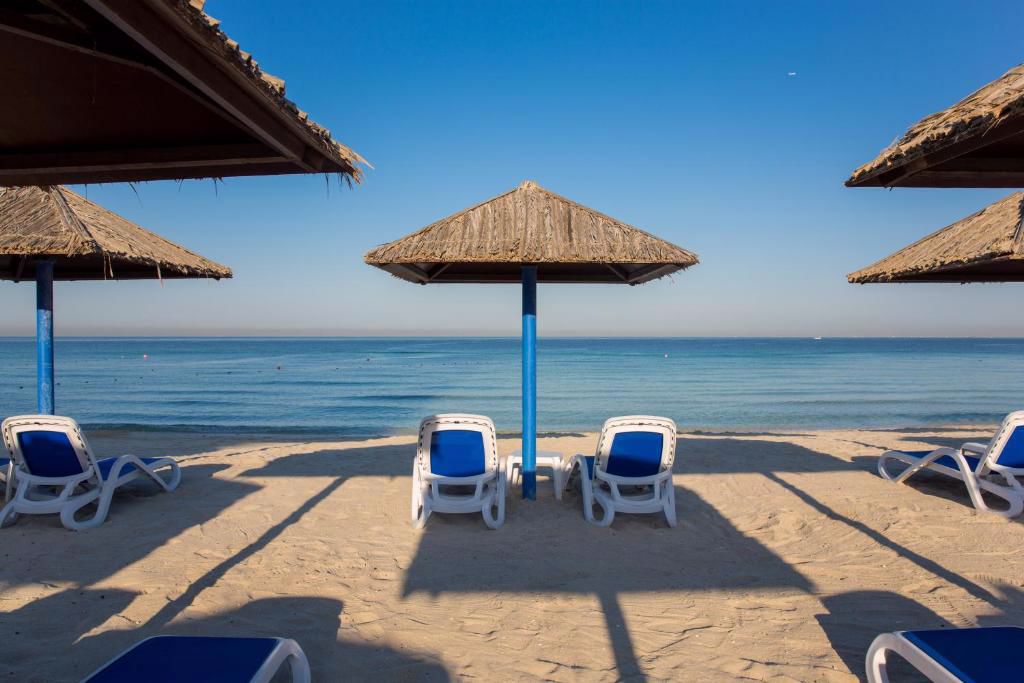 Отдых Отель Ramada Beach Hotel Ajman 4* - Пляж