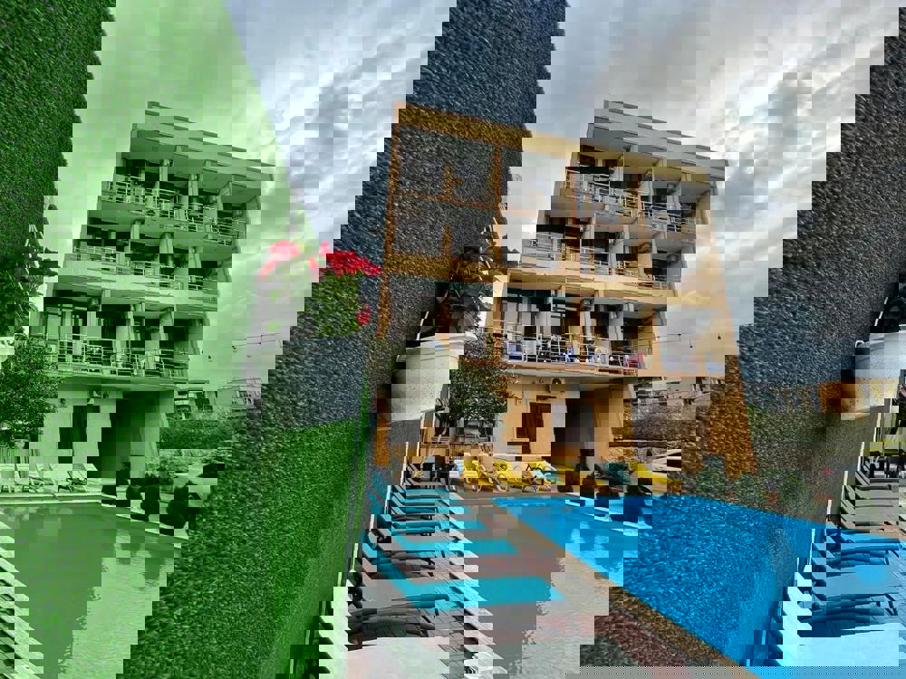 Отдых Отель Radiance - внутренний двор и бассейн