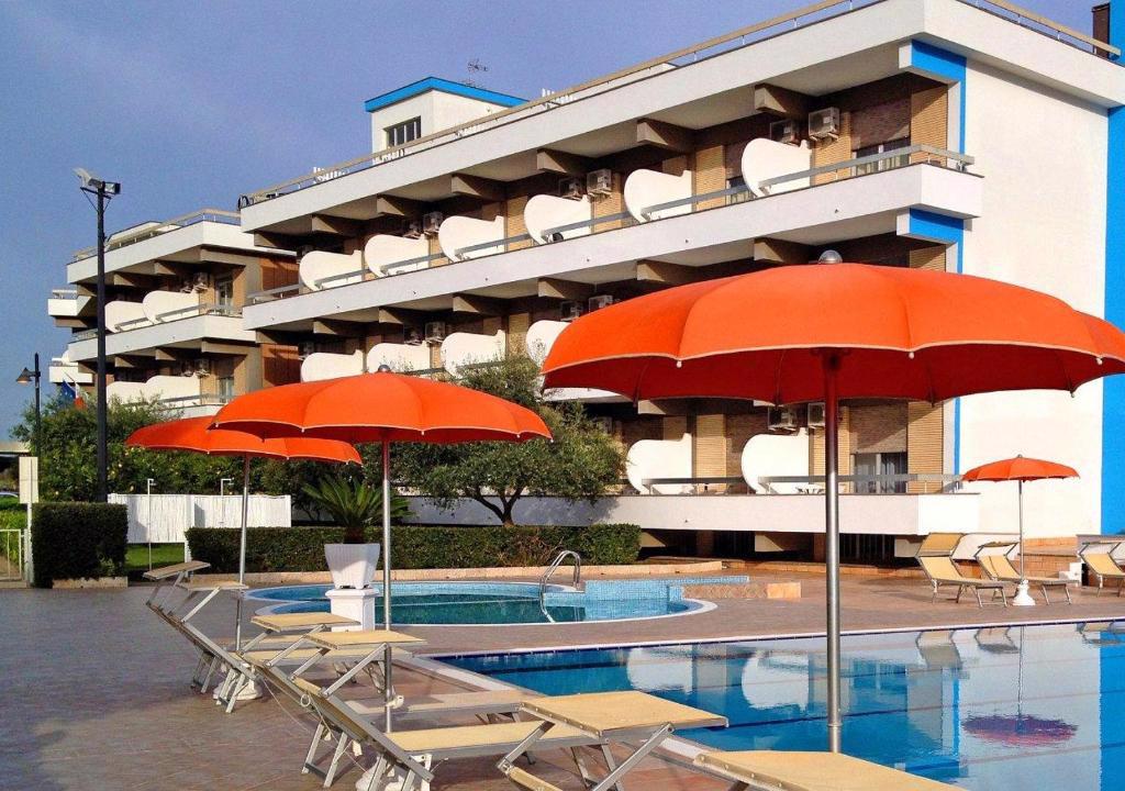 Отдых Отель River Palace - Корпус отеля и бассейн