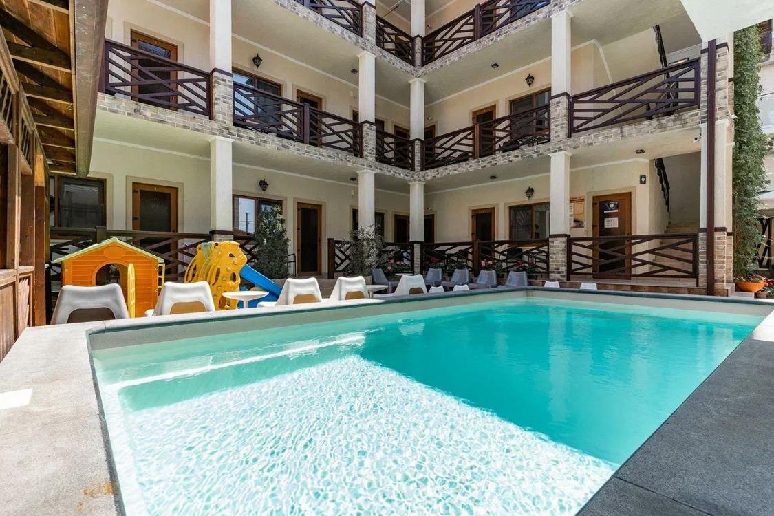 Отдых Гостевой дом Раф - Здание гостевого дома, бассейн