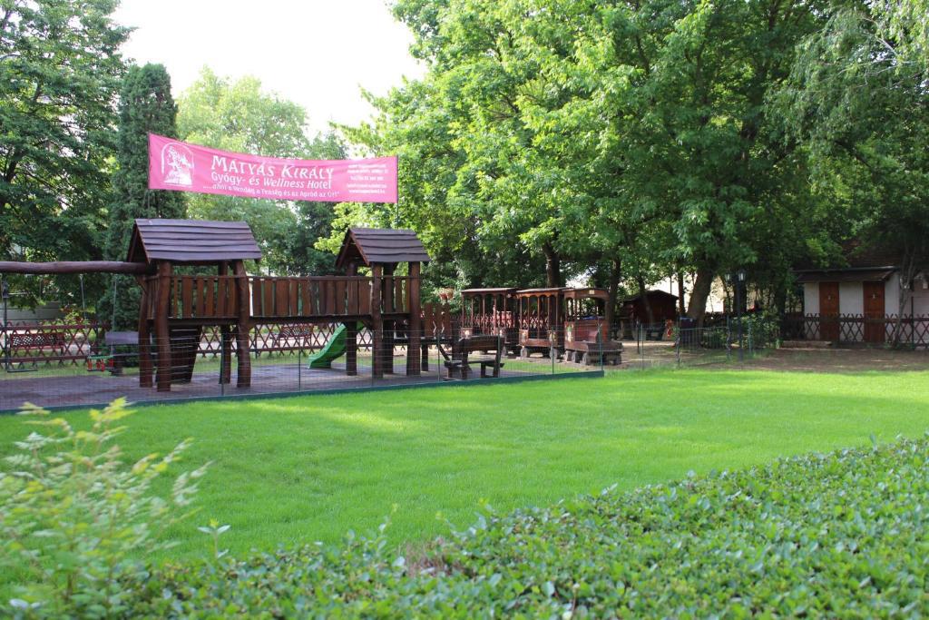 Отдых Отель Mátyás Király Gyógy - És Wellness - Территория