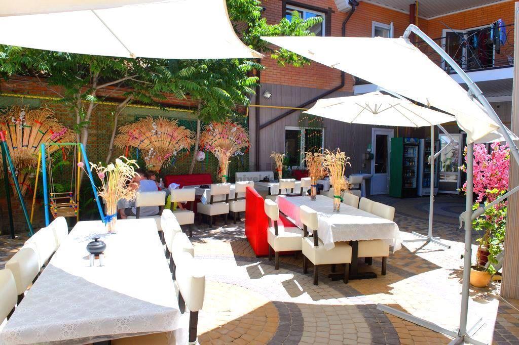 Отдых Гостевой дом Огни Ейска - Внутренний двор