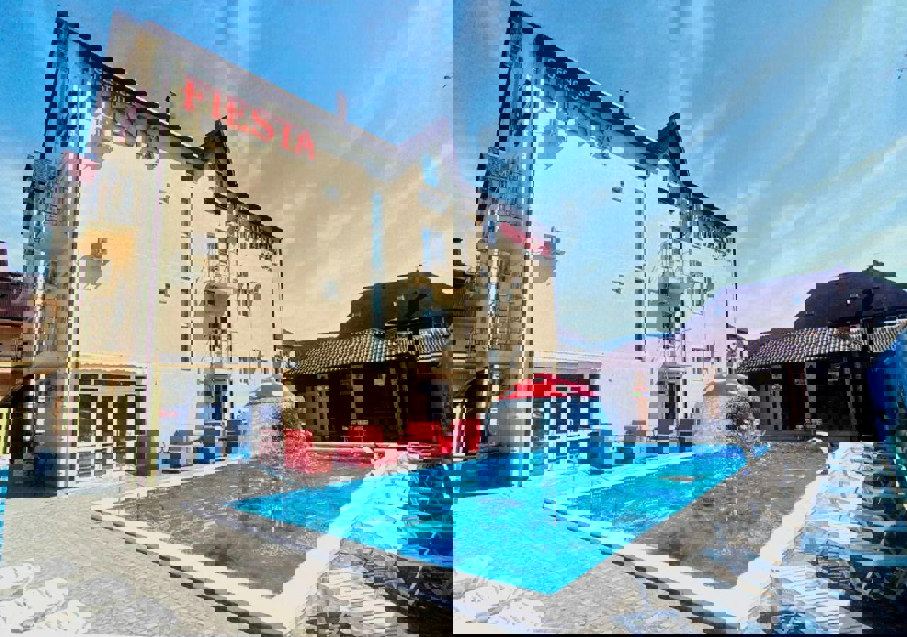 Отдых Отель Фиеста - Дворик и бассейн