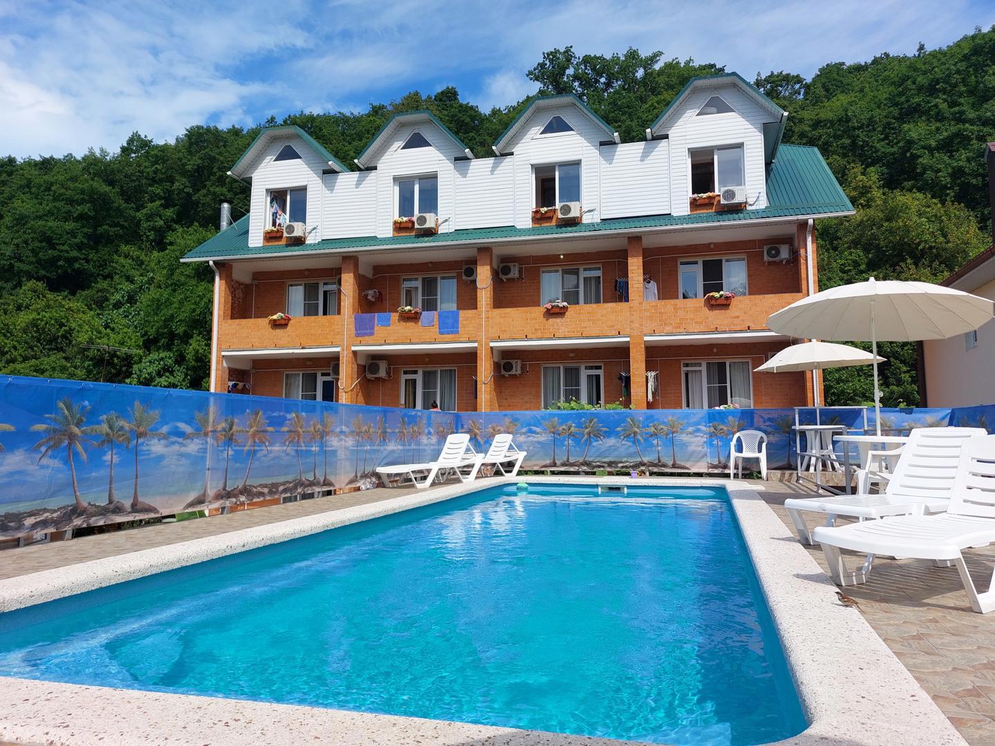 Отдых Гостевой дом Арго - Фасад гостевого дома и бассейн