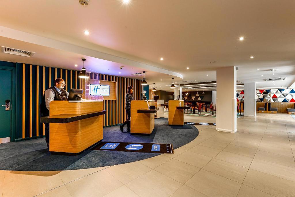 Отдых Отель Holiday Inn Express London-Hammersmith by IHG - Холл