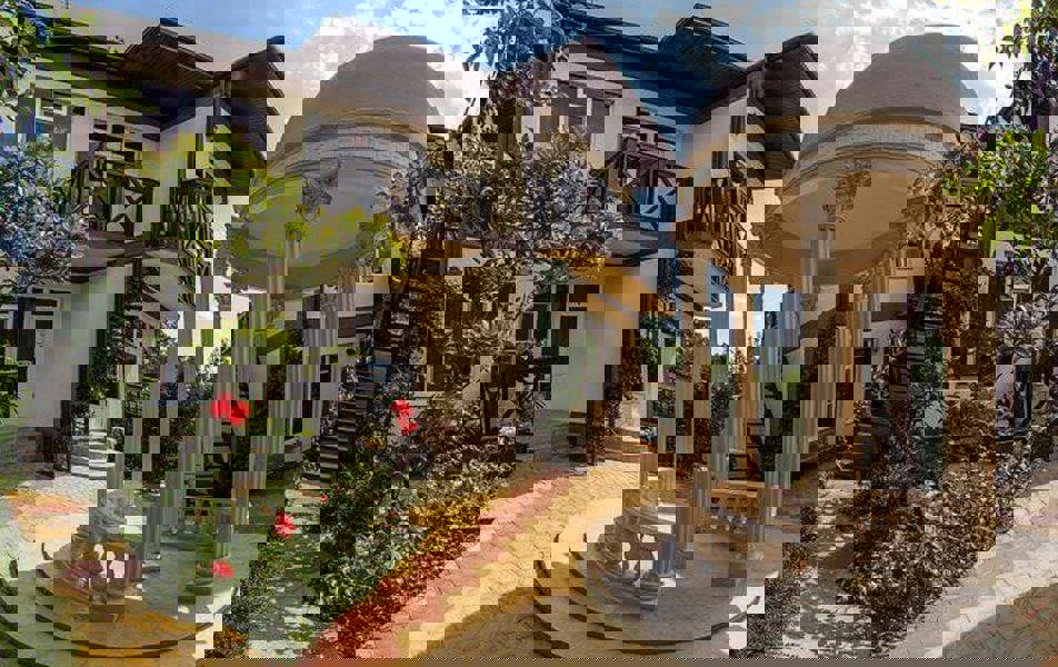 Отдых Гостевой дом Изумрудный - Территория, бювет