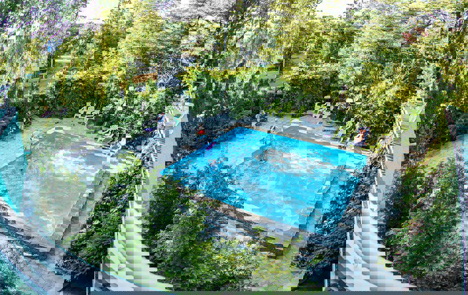 Отдых Гостевой дом Изумрудный - Территория, бассейн