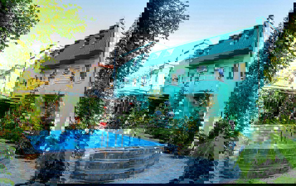 Отдых Гостевой дом Изумрудный - Территория, бассейн