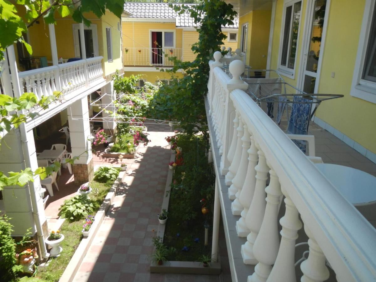 Отдых Отель Лев - Внутренний дворик и балконы