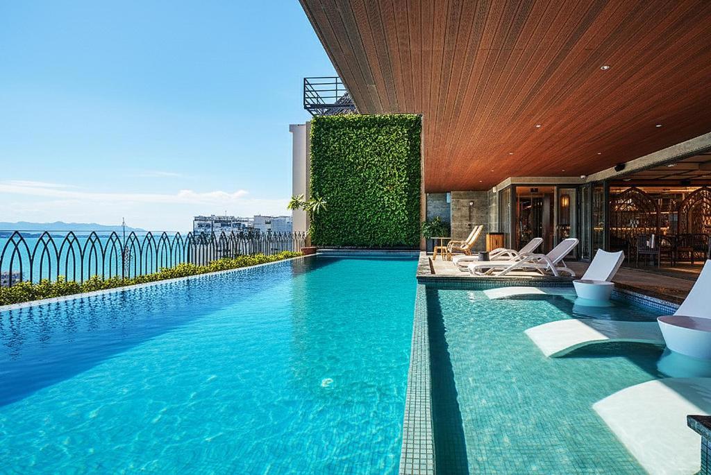 Отдых Отель Champton Nha Trang 4* - Бассейн