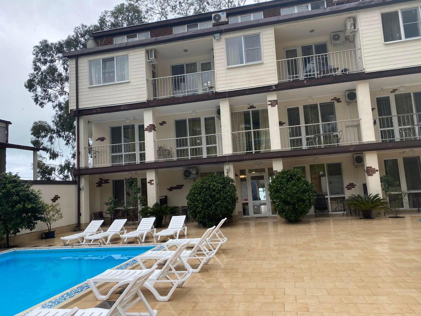 Отдых Гостевой дом Сказка - Фасад отеля, бассейн