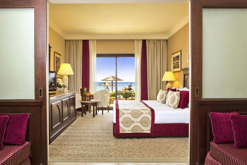 Отдых Отель Miramar Al Aqah Beach Resort 5* - Семейный клубный номер с кроватью "queen-size"