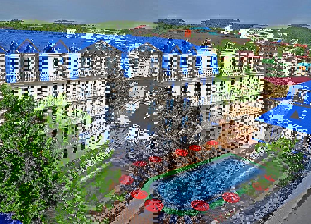 Отдых База отдыха Русалочка - Здание базы отдыха и бассейн