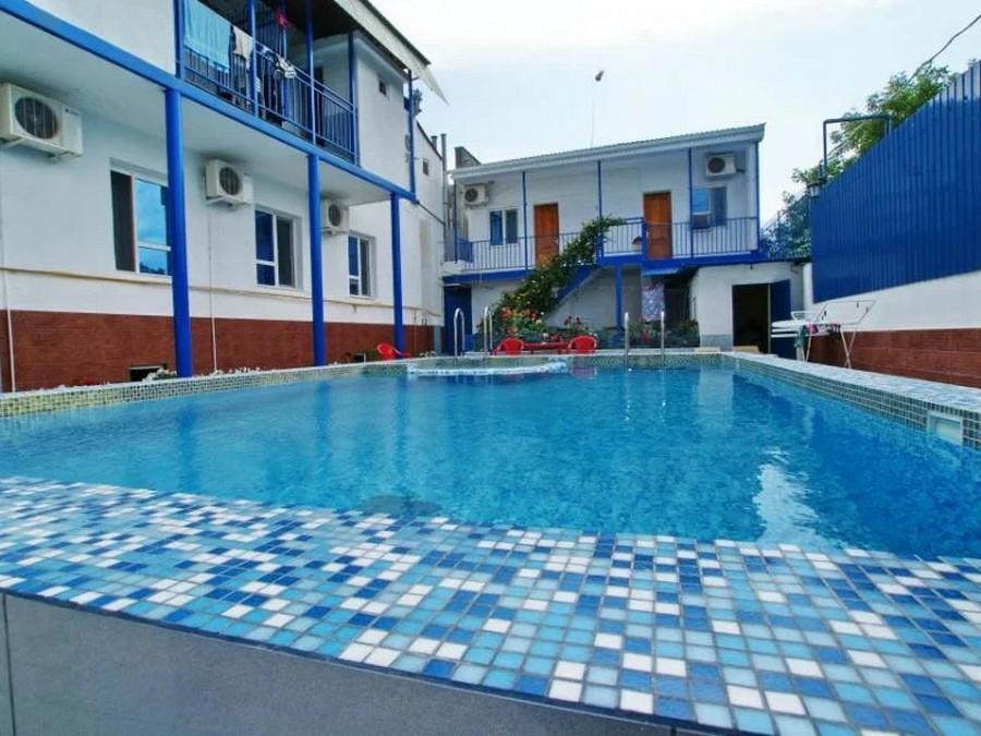 Отдых Гостевой дом Диана - Здание гостевого дома и бассейн