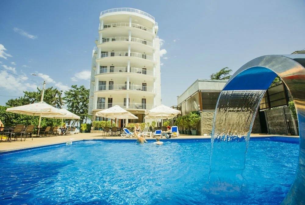 Отдых Отель Kobuleti Pearl Of Sea Hotel & Spa 4* - Фасад отеля и бассейн