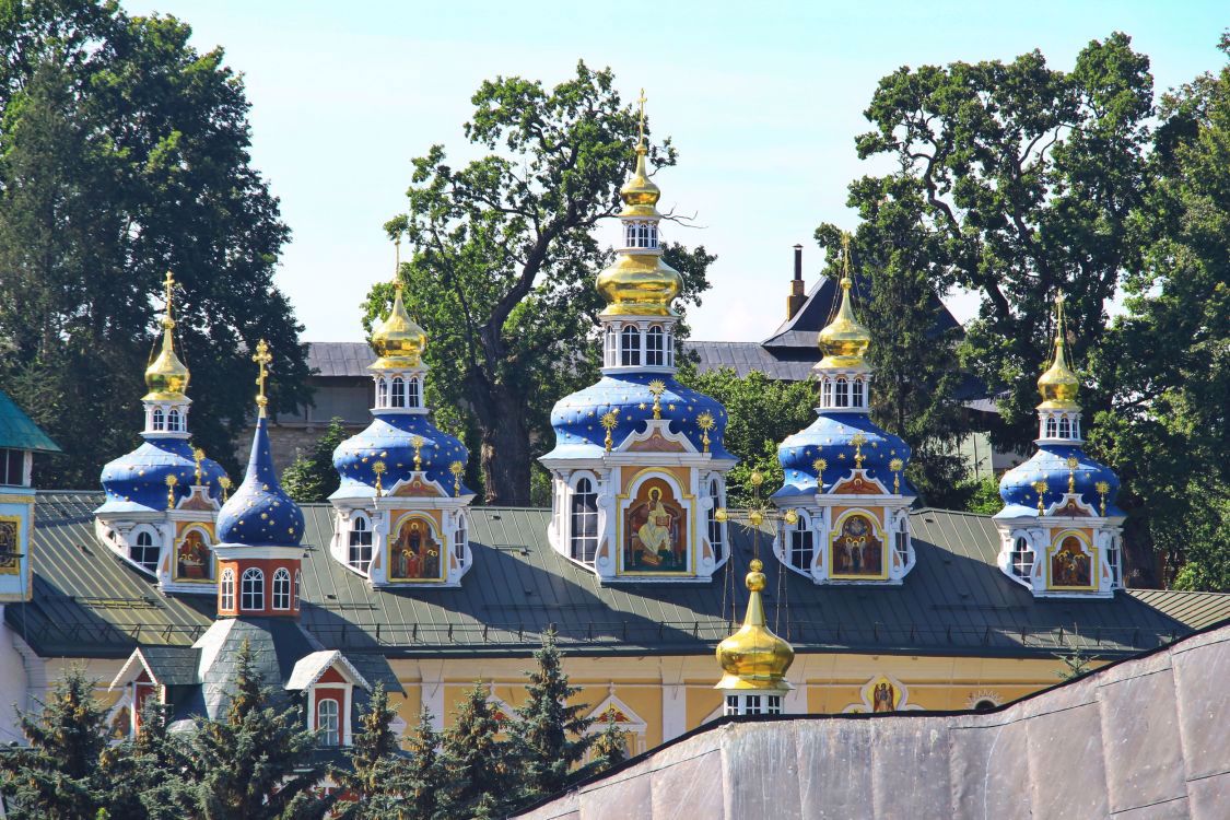 Псково печерском монастыре. Успенский собор Псково-Печерского монастыря. Успенская Церковь Псково-Печерского монастыря. Свято-Успенский Псково-Печерский монастырь Михайловский собор. Успенский храм Печоры.