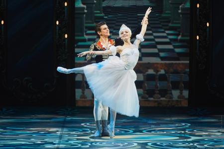 Тур Санкт-Петербург - Петергоф - Кронштадт* - Фото 1 Балет Золушка в Михайловском театре. Билеты мы уже купили!